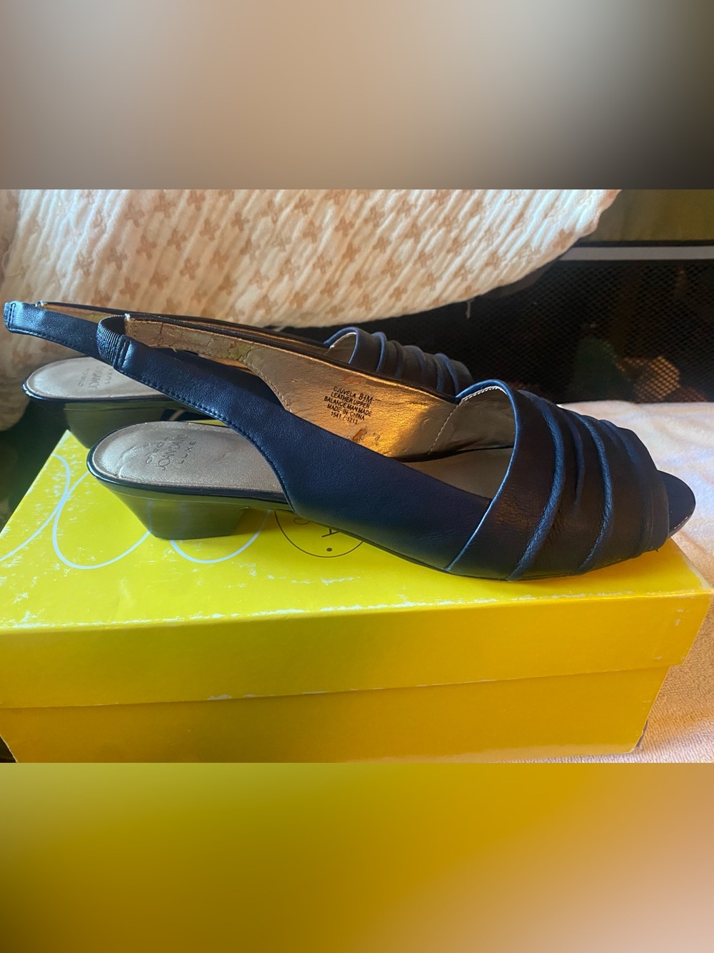 Classic Navy Slingback Peep-Toe Cjuvela with Low Block Heel 8 1/2